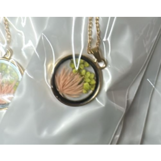 قلادة مستديرة زهرة اخضر وزهري مجففة (39/17) 