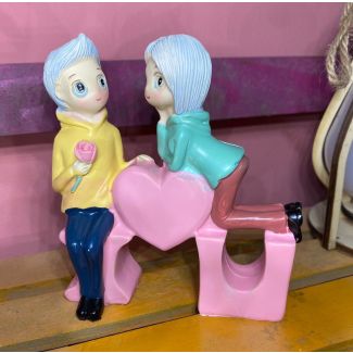 مجسم لعبة شب وبنت قلب صغير