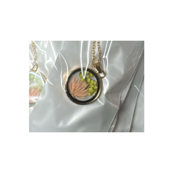 قلادة مستديرة زهرة اخضر وزهري مجففة (39/17) 